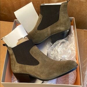 Crown Vintage Brown Crocodile Pattern Ankle Boots